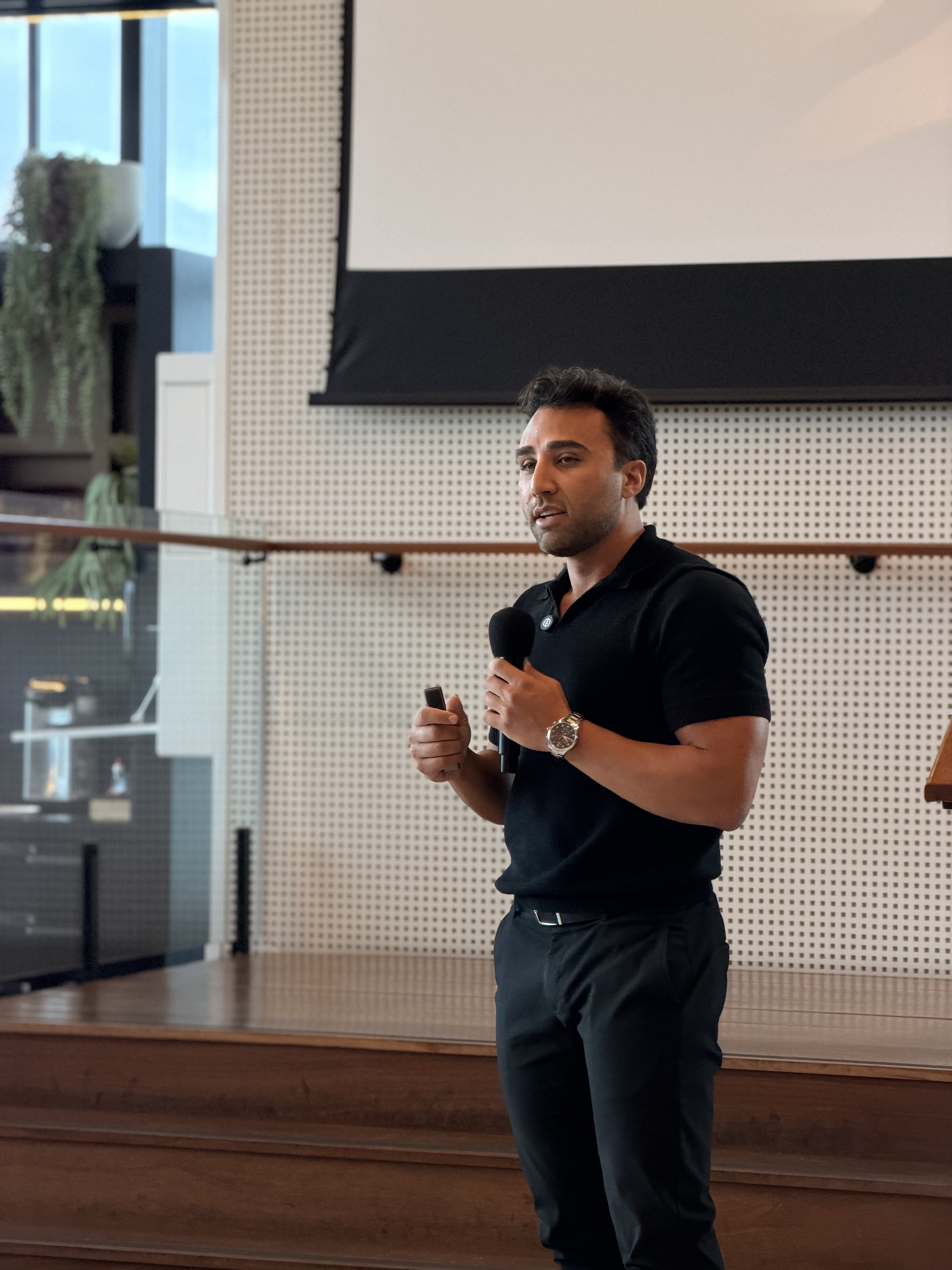 Henrique Chedid, nutricionista, palestrando de pé com microfone